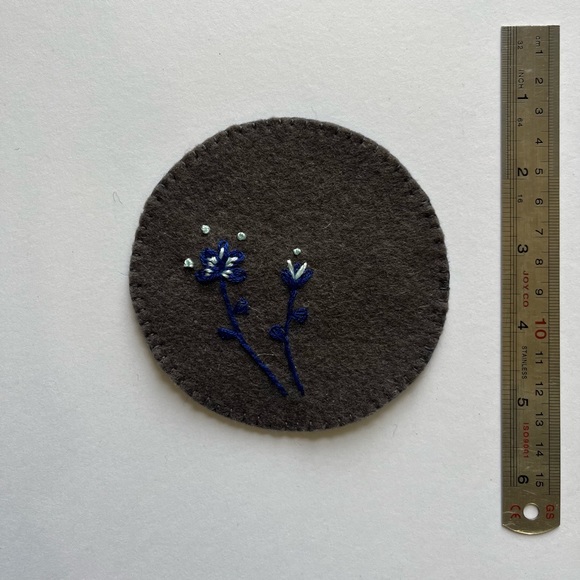 Handcrafted felt coasters and embroidered with silk threads.set of 5 - Picture 6 of 7